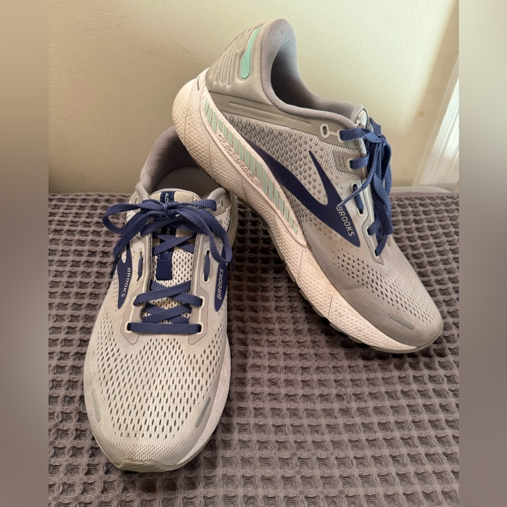 ASICS Adrenaline GTS 22 running sneakers, women’s 11, gray and purple